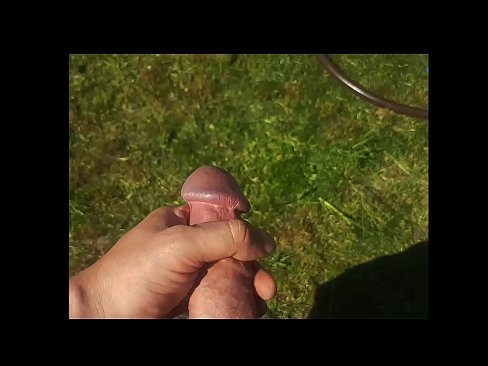❤️ Une chaudasse se fait baiser la chatte rose et jouit avec une giclée dans un jardin d'été... Vidéo de porno at us ﹏