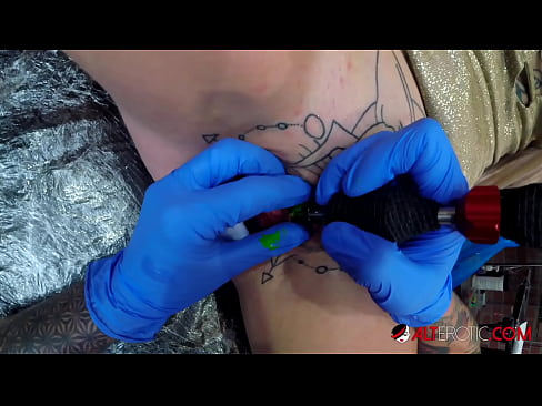 ❤️ Sully Savage, une chaudasse extrêmement tatouée, s'est fait tatouer le clitoris. Vidéo de porno at us ﹏